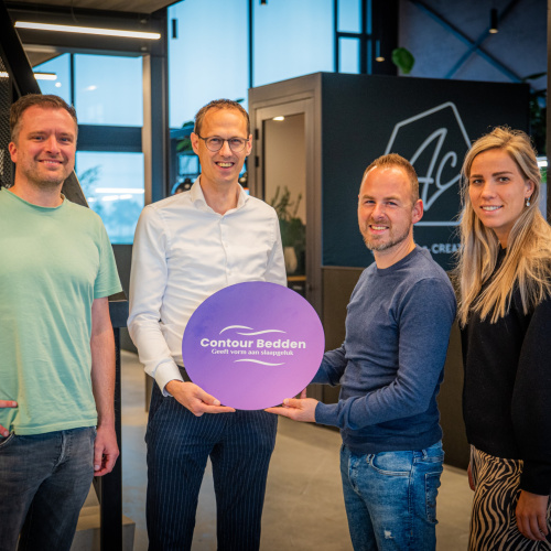 Merkgeluk vormgegeven voor Contour Bedden!