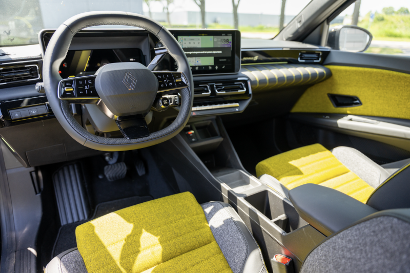 active-creations-neemt-nieuwe-renault-teamauto-in-ontvangst